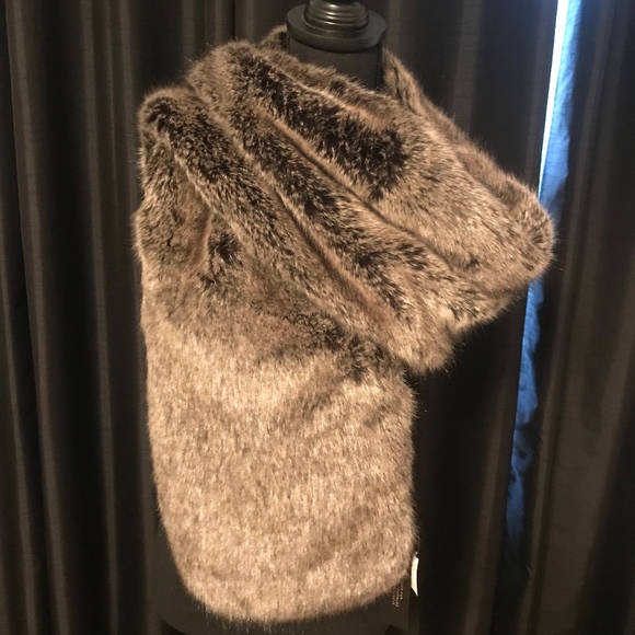 NWT Banana Republic Faux Fur Scarf - Picture 2 of 6